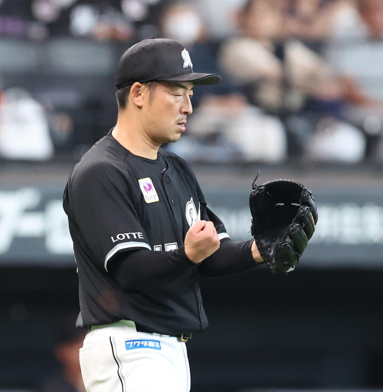 日本ハム対ロッテ　6回裏日本ハム2死、松本剛を三ゴロに仕留めガッツポーズをする美馬（撮影・佐藤翔太）