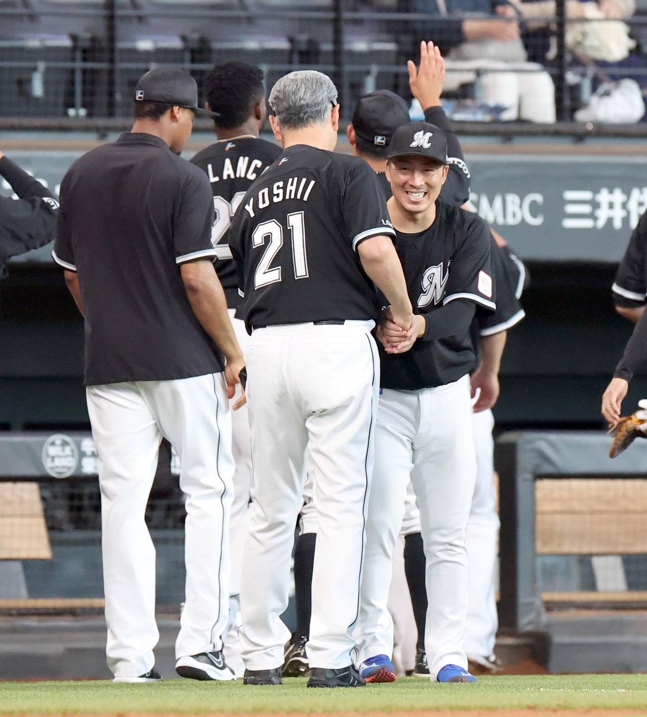 日本ハム対ロッテ　今季初勝利のロッテ美馬（右）は吉井監督と握手（撮影・佐藤翔太）