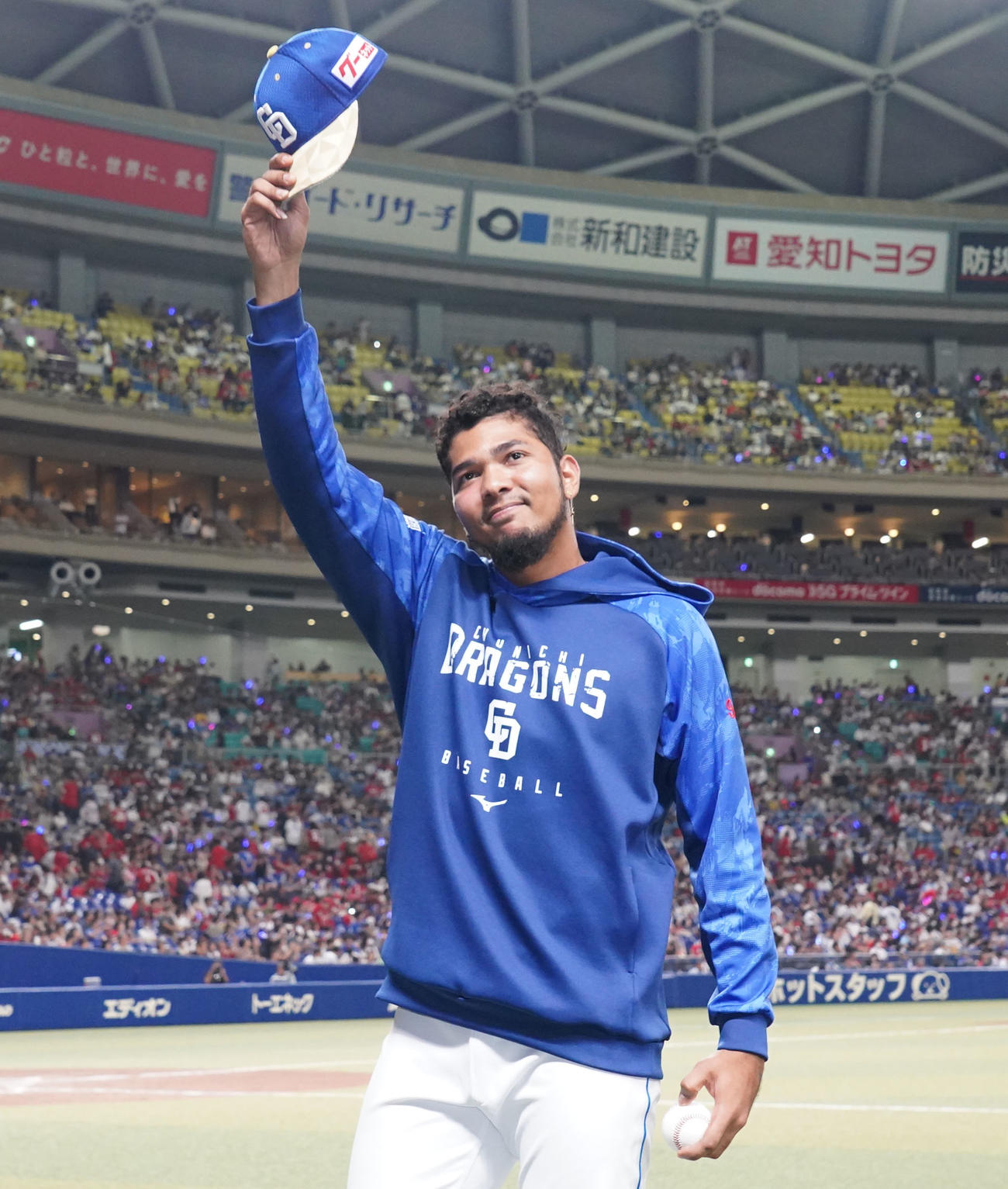 中日対広島　試合終了、観客の声援に応えるメヒア（撮影・森本幸一）