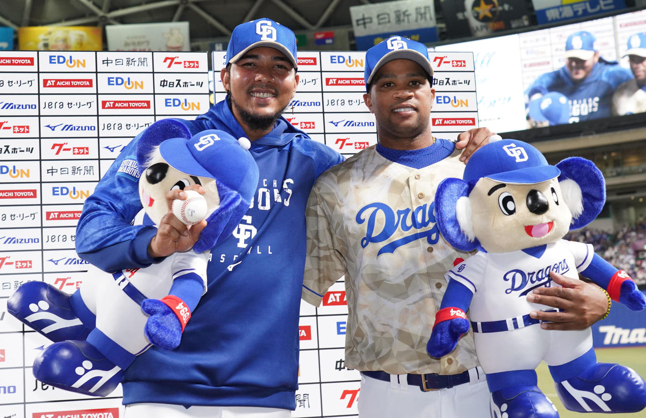 中日対広島　お立ち台でポーズを決めるメヒア（左）とビシエド（撮影・森本幸一）