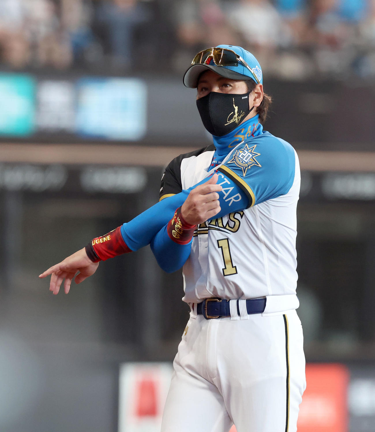 日本ハム対ロッテ　9回表、選手交代を告げベンチに戻る新庄監督（撮影・佐藤翔太）