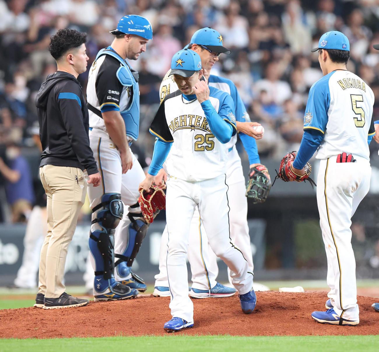 日本ハム対ロッテ　7回表途中で降板する宮西（撮影・佐藤翔太）