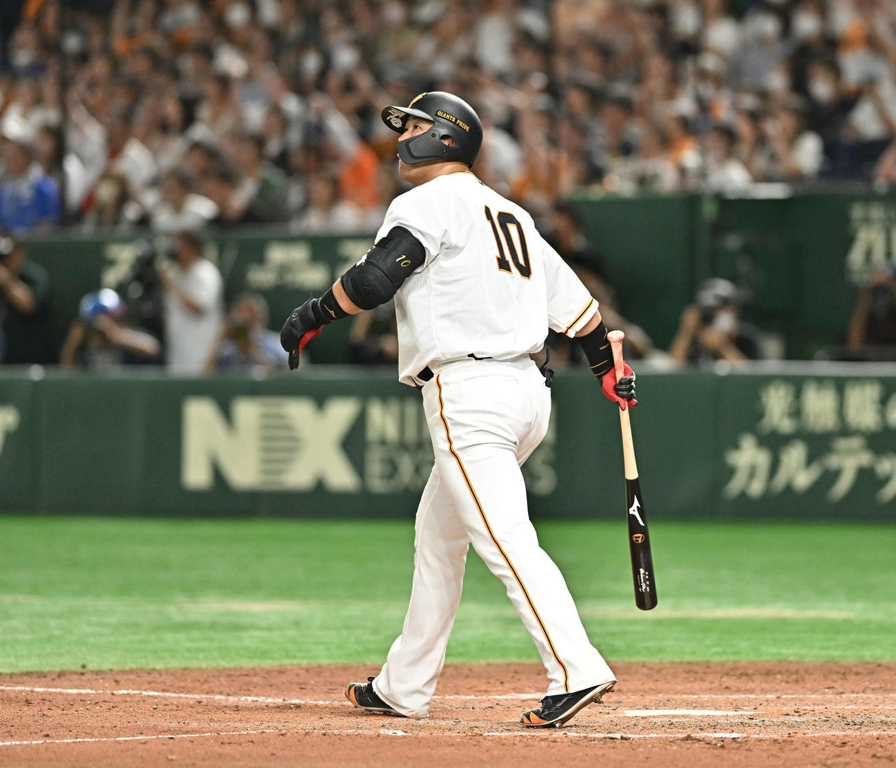 巨人対DeNA 5回裏巨人1死二塁、中田翔は左越え2点本塁打の打球を見つめ歩き出す（撮影・滝沢徹郎）