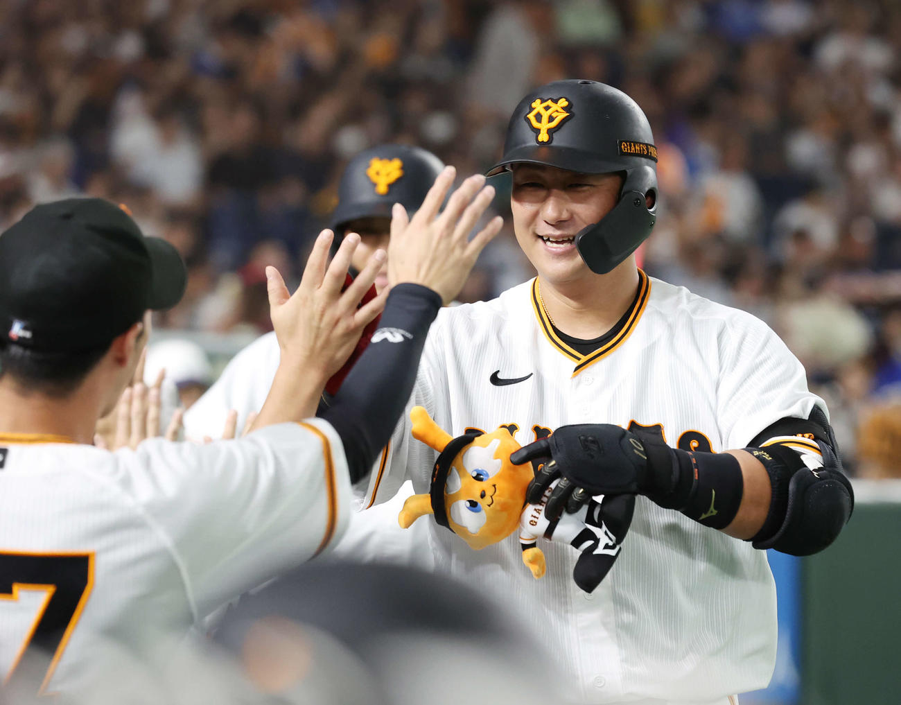 巨人対DeNA 5回裏巨人1死二塁、2点本塁打を放ち、チームメートと笑顔でタッチ交わす中田翔（撮影・宮地輝）