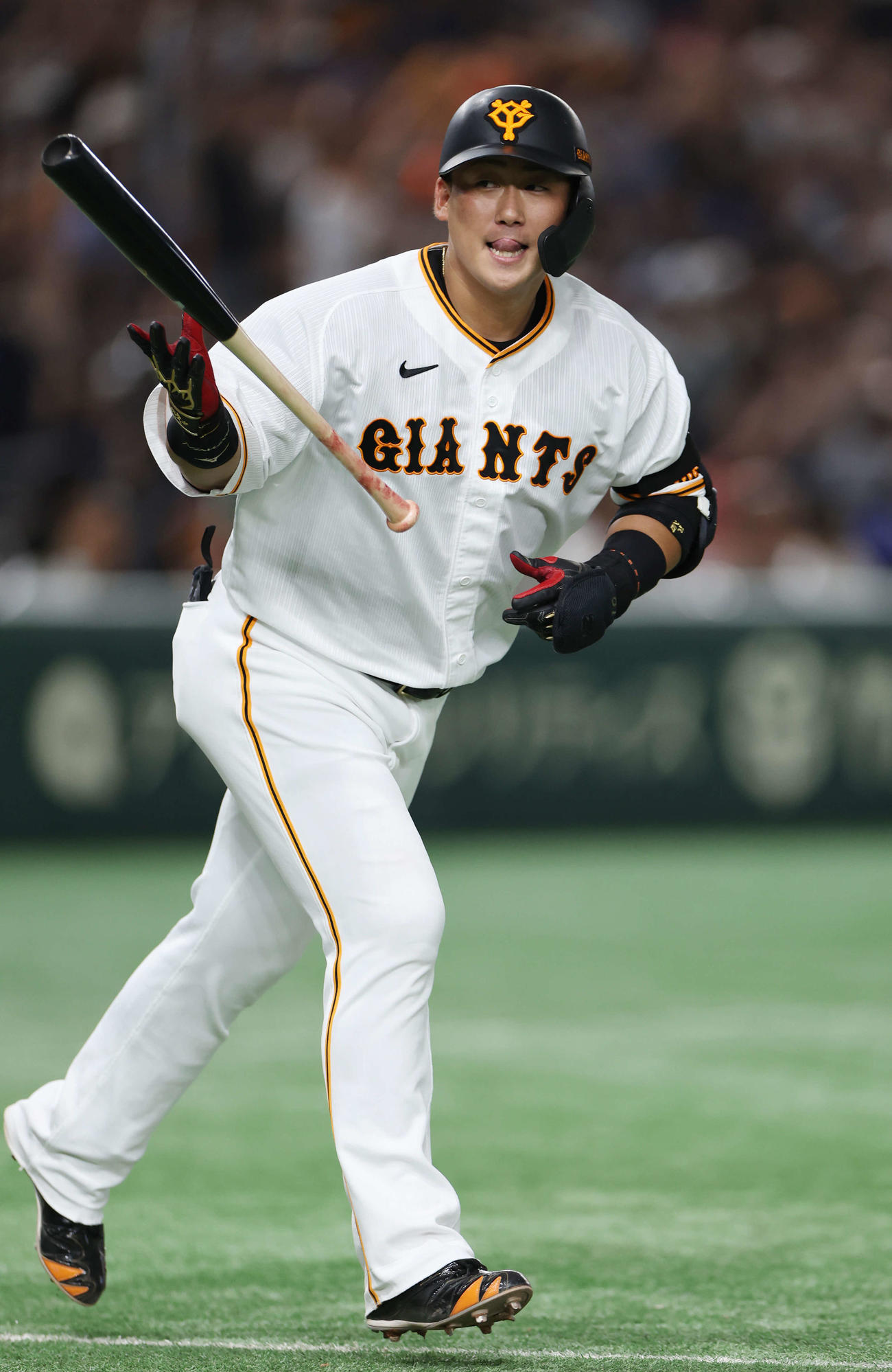巨人対DeNA 5回裏巨人1死二塁、2点本塁打を放ち、笑顔の中田翔（撮影・宮地輝）