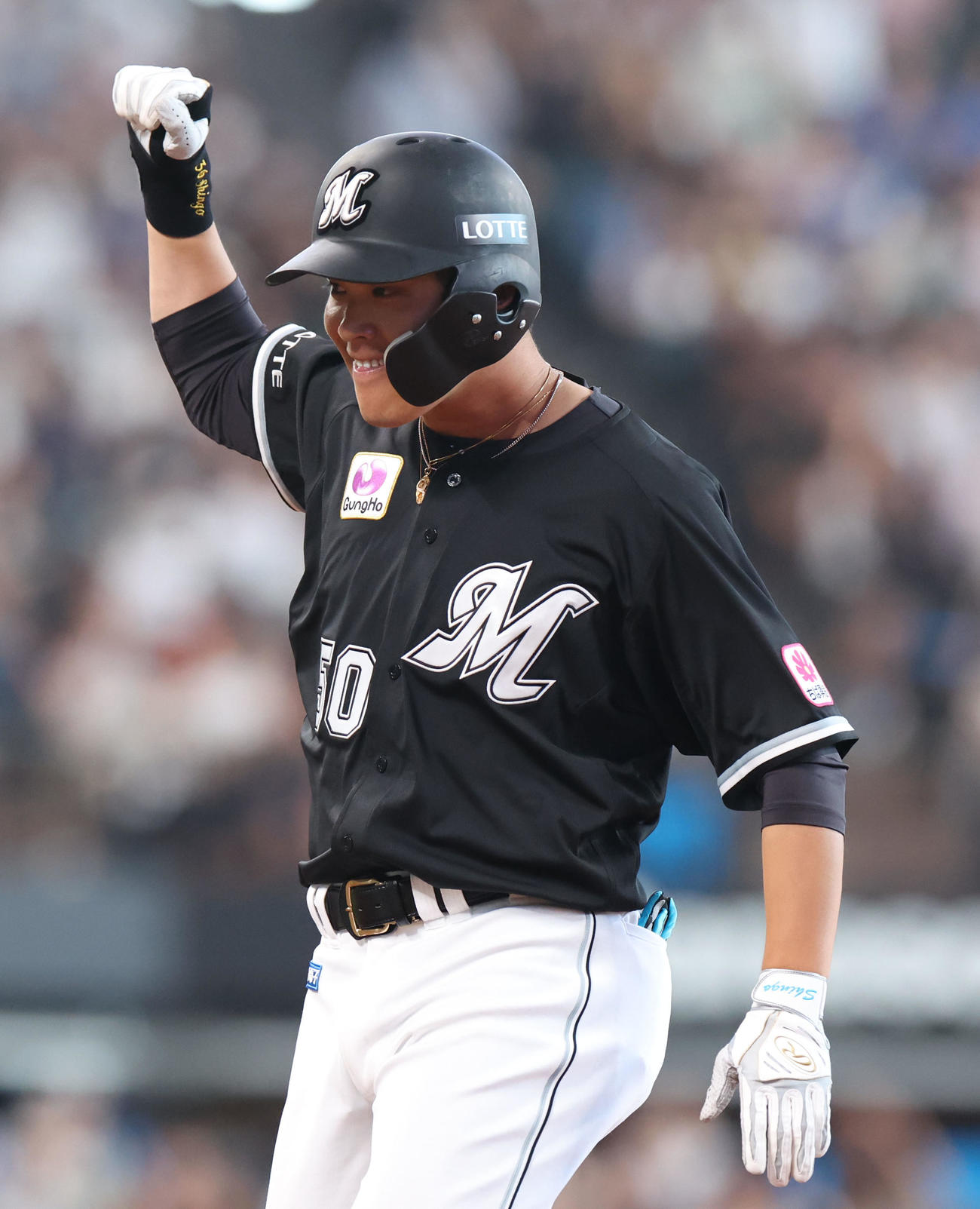 日本ハム対ロッテ　7回表ロッテ2死一、三塁、勝ち越しとなる中前適時打を放ちガッツポーズをする石川慎（撮影・佐藤翔太）