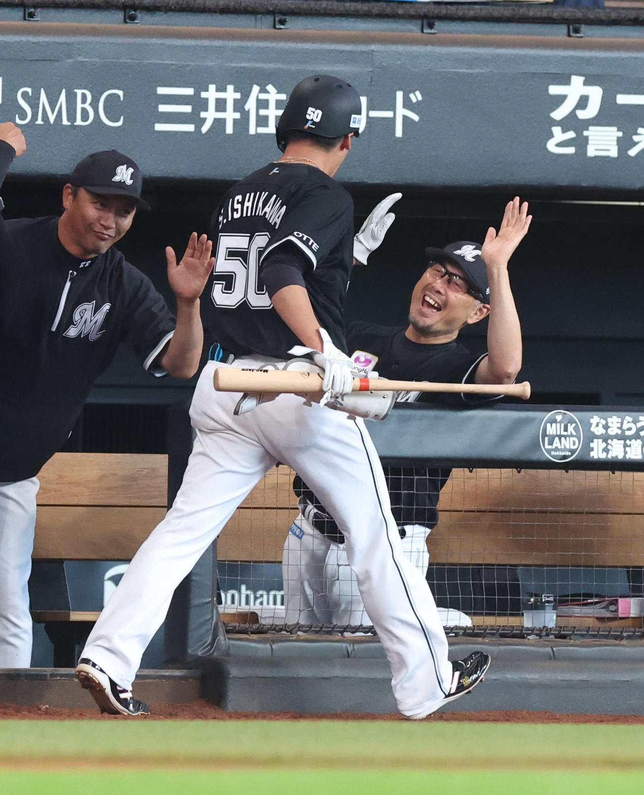 日本ハム対ロッテ　7回表ロッテ2死一、三塁、吉井監督（右）は中前適時打を放った石川慎を笑顔で迎える（撮影・佐藤翔太）