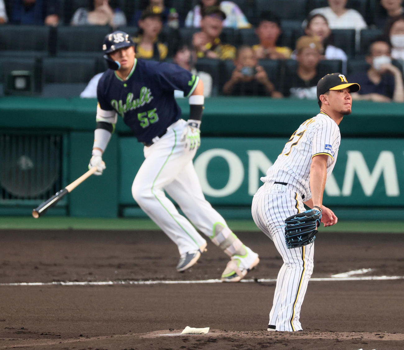 阪神対ヤクルト　1回表ヤクルト1死一、三塁、伊藤将は村上に左犠飛を浴びる（撮影・加藤哉）