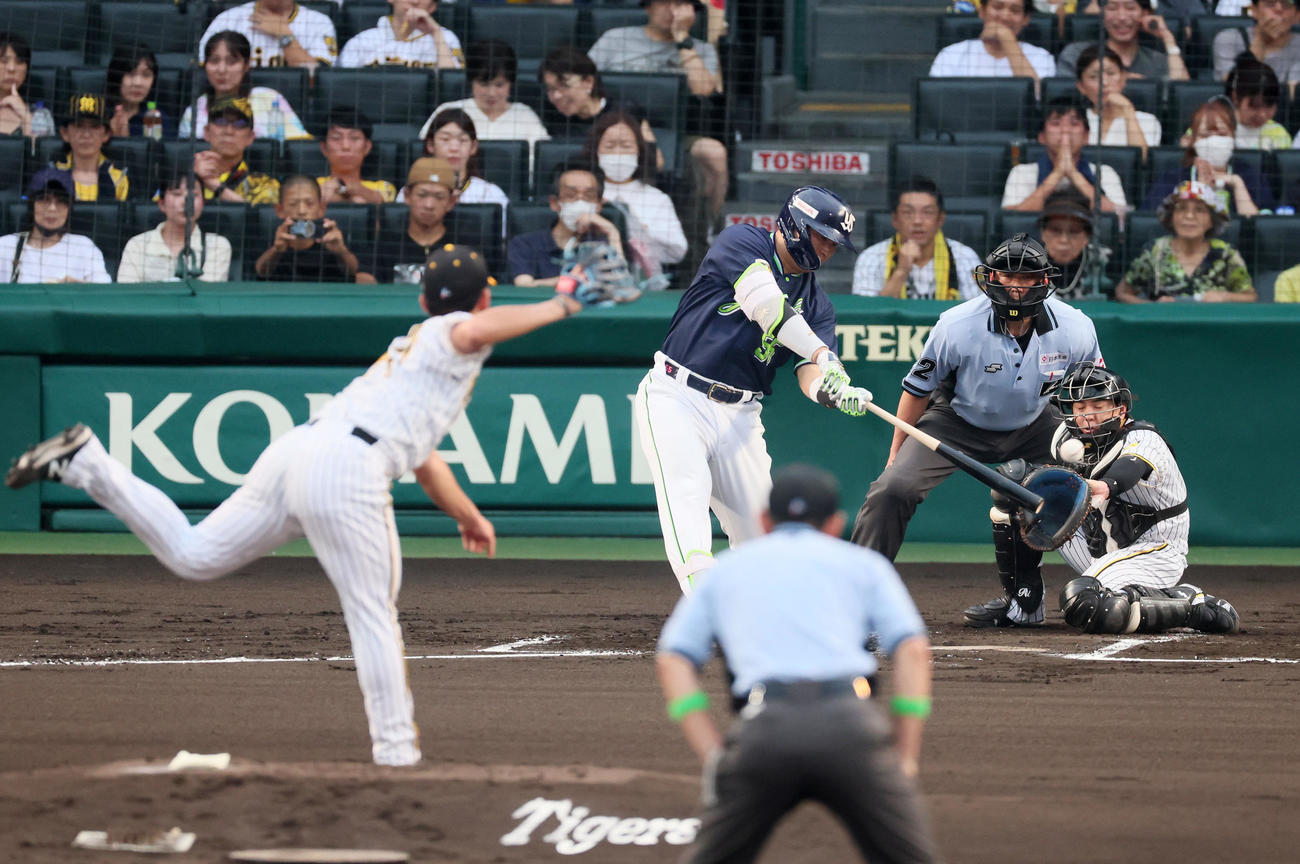 阪神対ヤクルト　1回表ヤクルト1死一、三塁、村上は左飛を打ち上げ犠飛となる。投手は伊藤将（撮影・加藤哉）