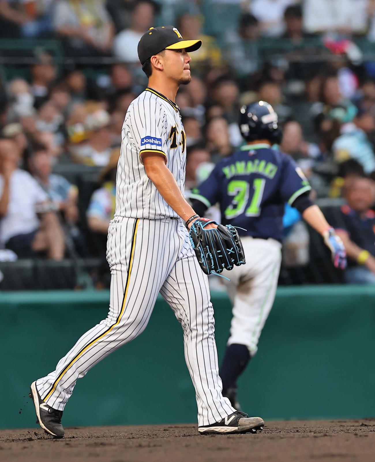 阪神対ヤクルト　1回表ヤクルト1死一、三塁、伊藤将（左）は村上の左犠飛で山崎（右）の生還を許す（撮影・上田博志）