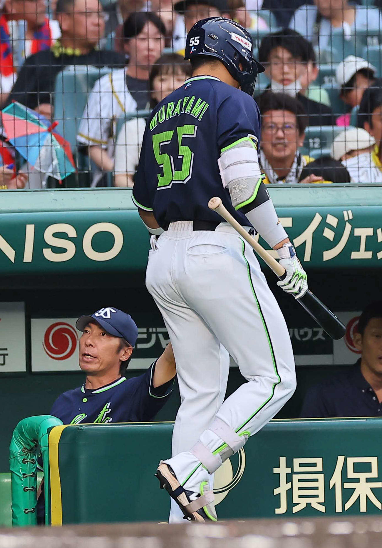 阪神対ヤクルト　1回表ヤクルト1死一、三塁、先制左犠飛を放った村上（右）をベンチで出迎える高津監督（撮影・上田博志）