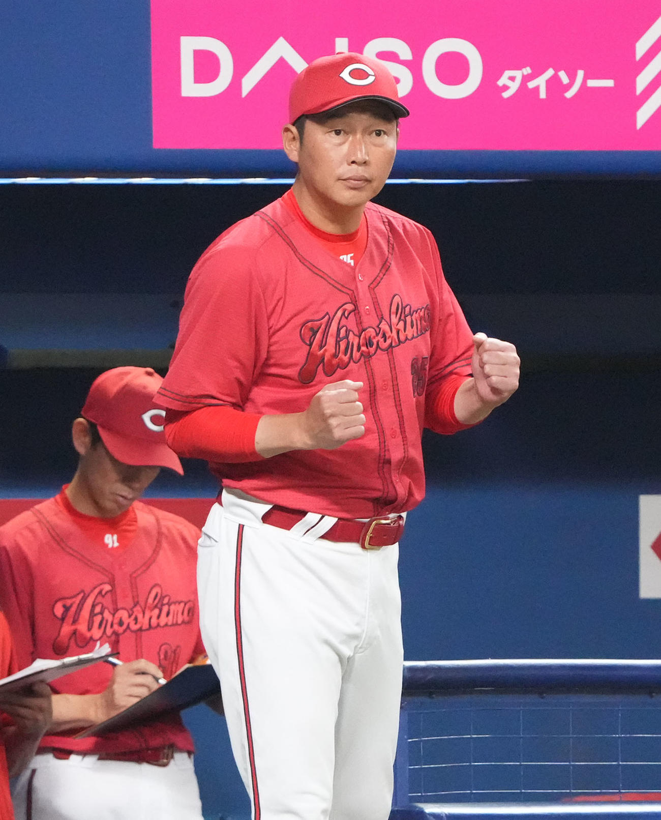 中日対広島　7回表広島1死一塁、代走を告げる新井監督（撮影・森本幸一）
