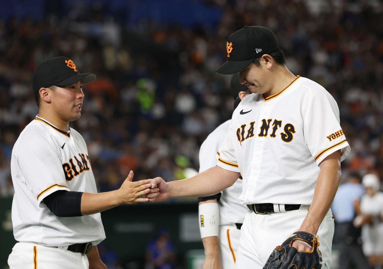 巨人対DeNA 5回表を無失点に抑え、巨人浅野（左）とタッチを交わす菅野（撮影・宮地輝）