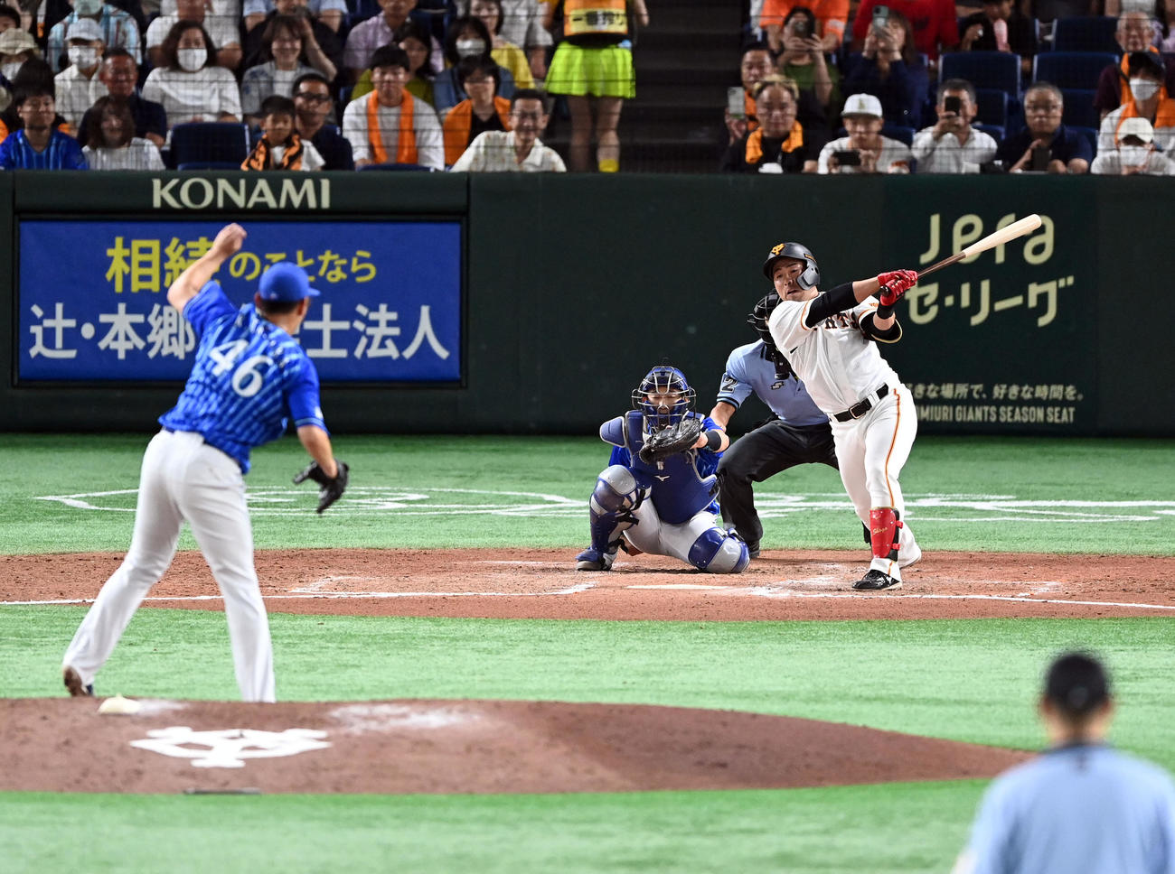 巨人対DeNA 6回裏巨人無死、空振り三振に倒れる代打浅野。投手田中健（撮影・たえ見朱実）