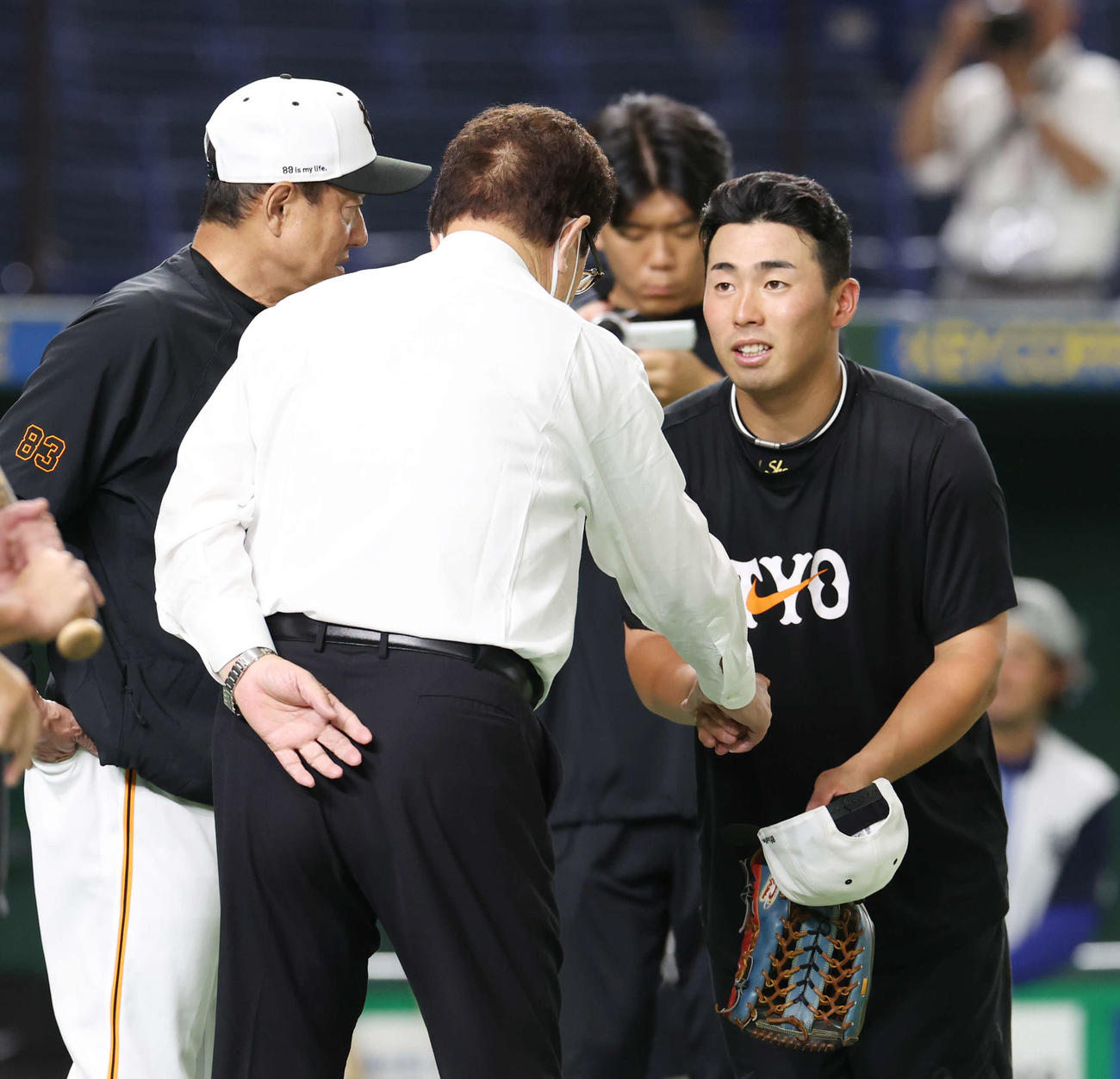 巨人対DeNA　試合前、山本浩二氏（中央）にあいさつする巨人浅野。左は原監督（撮影・宮地輝）