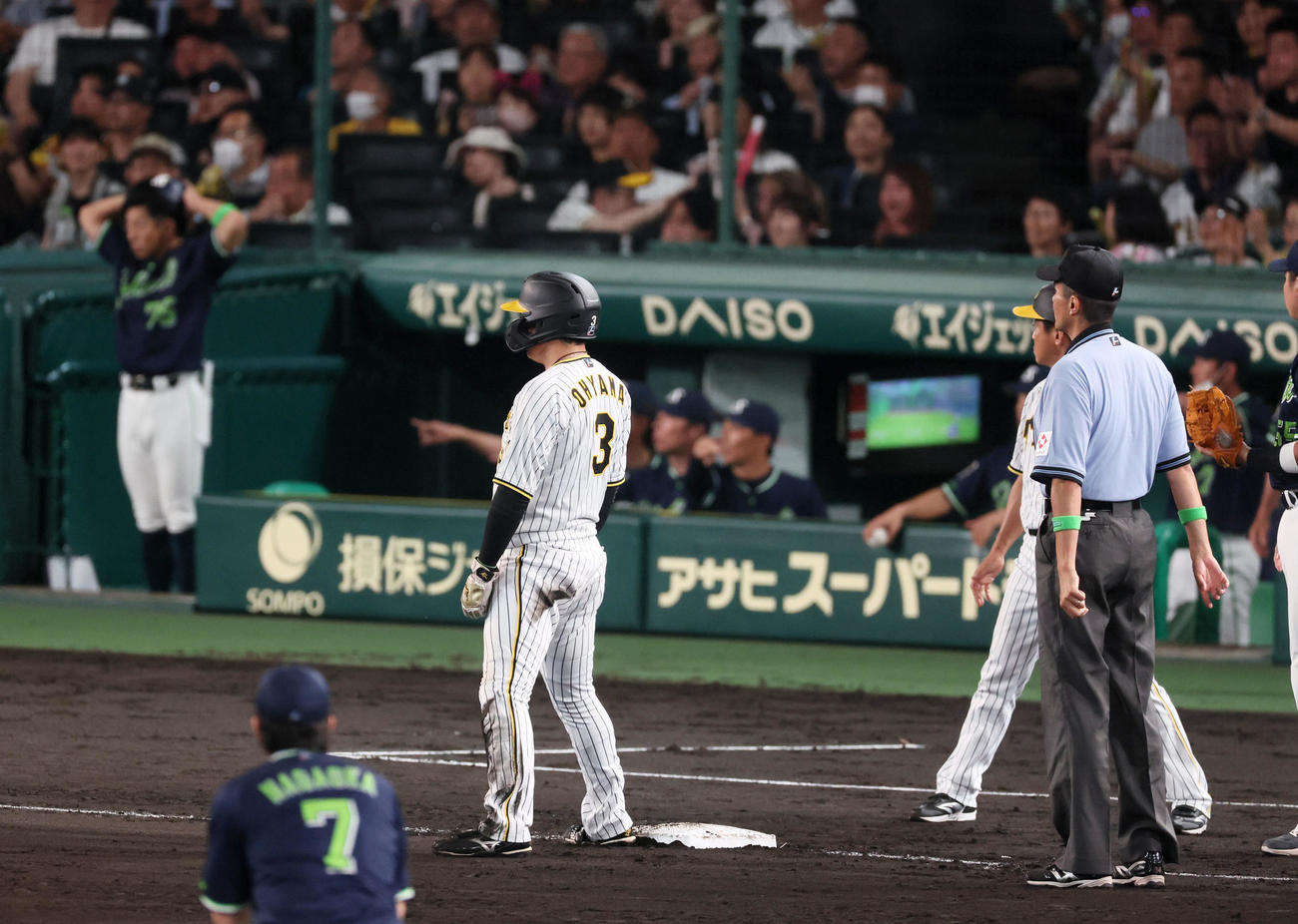 阪神対ヤクルト　6回裏阪神無死二、三塁、三塁走者ノイジーがミエセスの中飛で本塁へ向かうが、二塁走者大山のタッチアップが先にアウトとなり併殺になる（撮影・加藤哉）