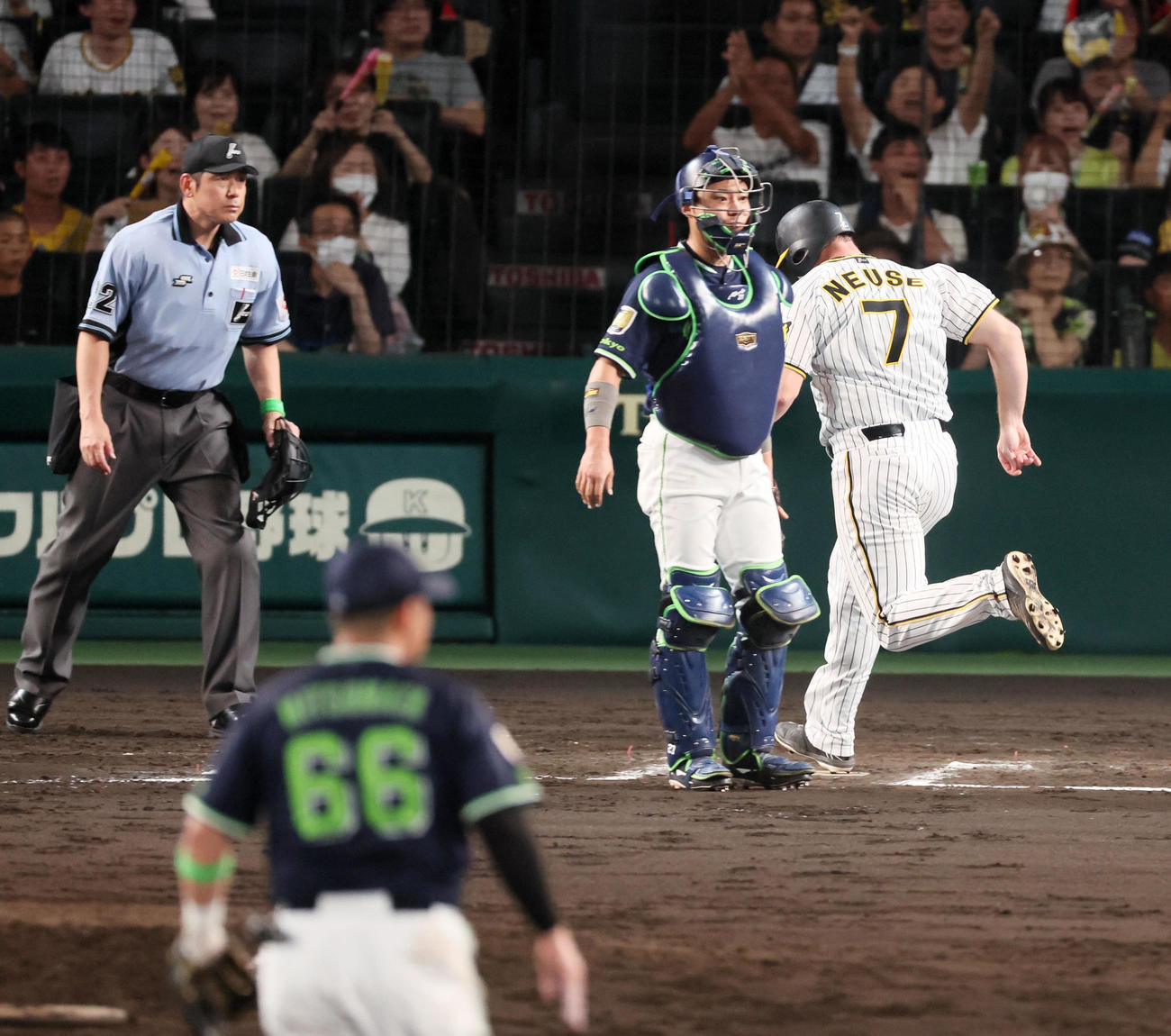 阪神対ヤクルト　6回裏阪神無死二、三塁、三塁走者ノイジーはミエセスの中飛で本塁へ向かうが…（撮影・加藤哉）