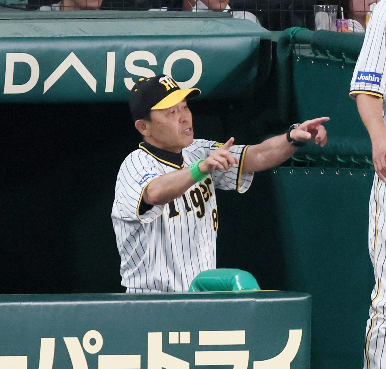 阪神対ヤクルト　6回裏阪神無死二、三塁、岡田監督はミエセスの中飛の時の二走大山の判定にリクエストする（撮影・加藤哉）