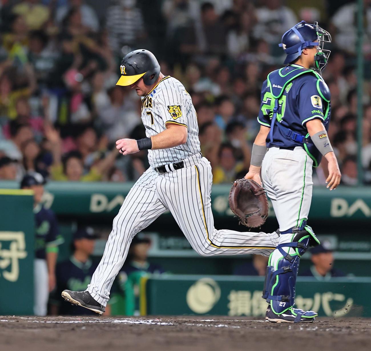 阪神対ヤクルト　6回裏阪神1死二、三塁、ノイジーはミエセスの中飛で本塁を踏むも、大山が三塁でアウトとなり生還は認められず（撮影・上田博志）