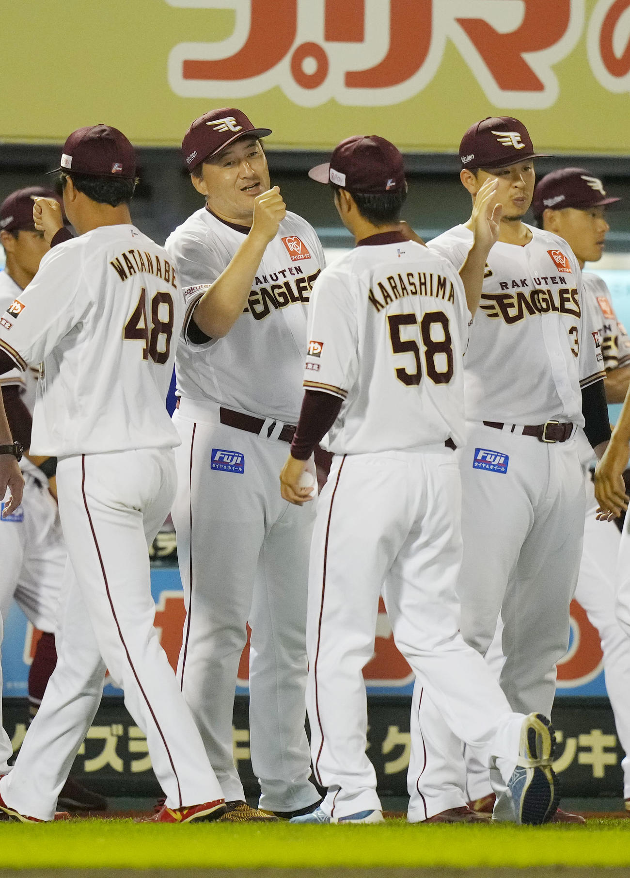 楽天対ソフトバンク　試合後、辛島（手前）ら選手を迎える石井監督（撮影・狩俣裕三）