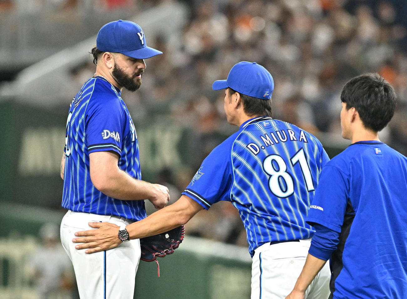 巨人対DeNA 5回裏、DeNA三浦監督（中央）から交代を告げられるガゼルマン（左）（撮影・滝沢徹郎）