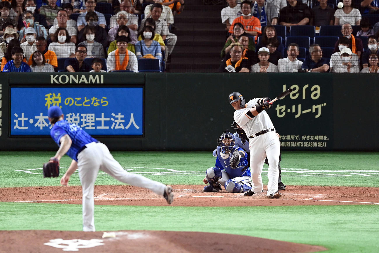巨人対DeNA 5回裏巨人1死二塁、左越えに2点本塁打を放つ中田。投手ガゼルマン（撮影・たえ見朱実）