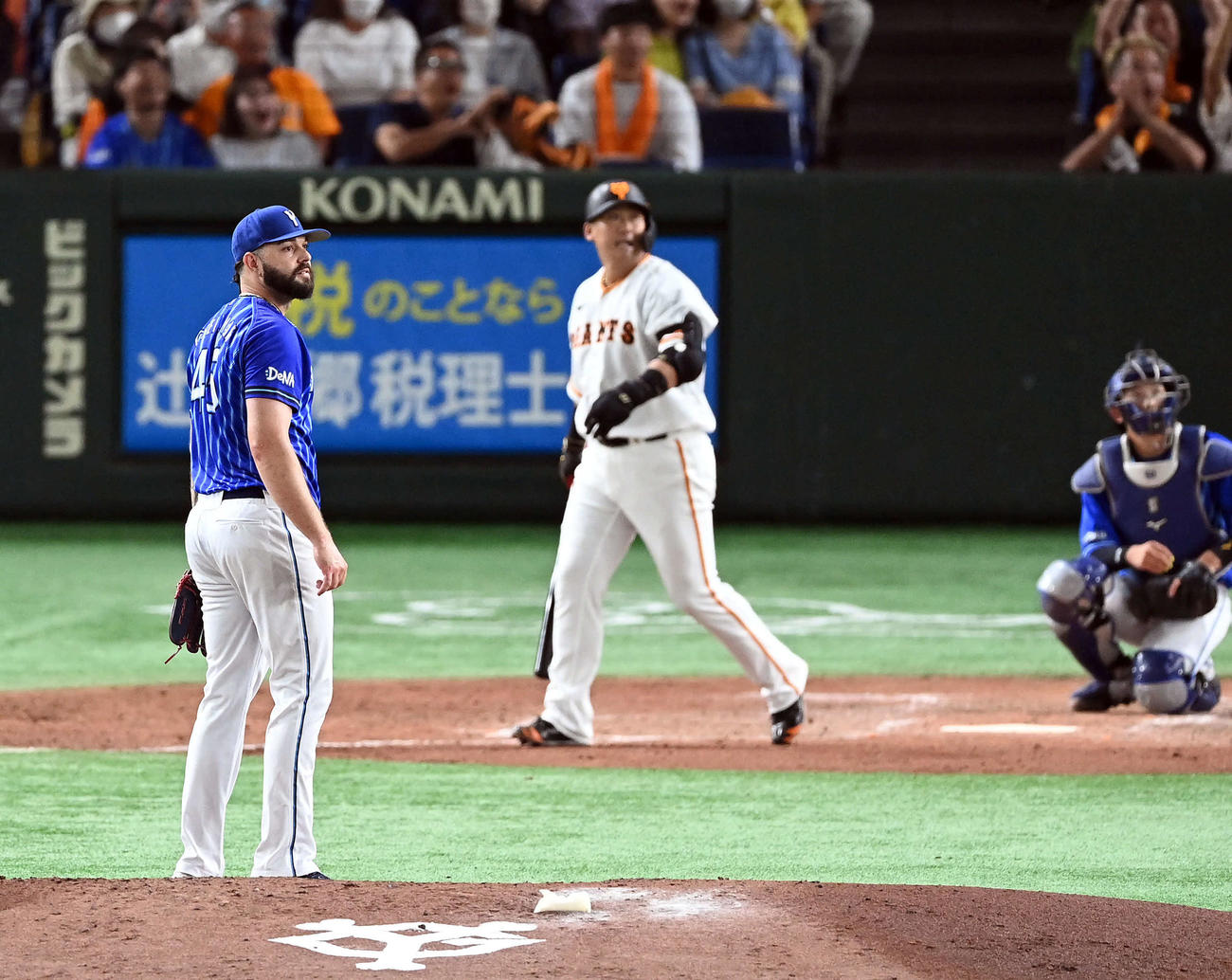 巨人対DeNA 5回裏巨人1死二塁、中田翔に2点本塁打を浴びるガゼルマン（撮影・たえ見朱実）