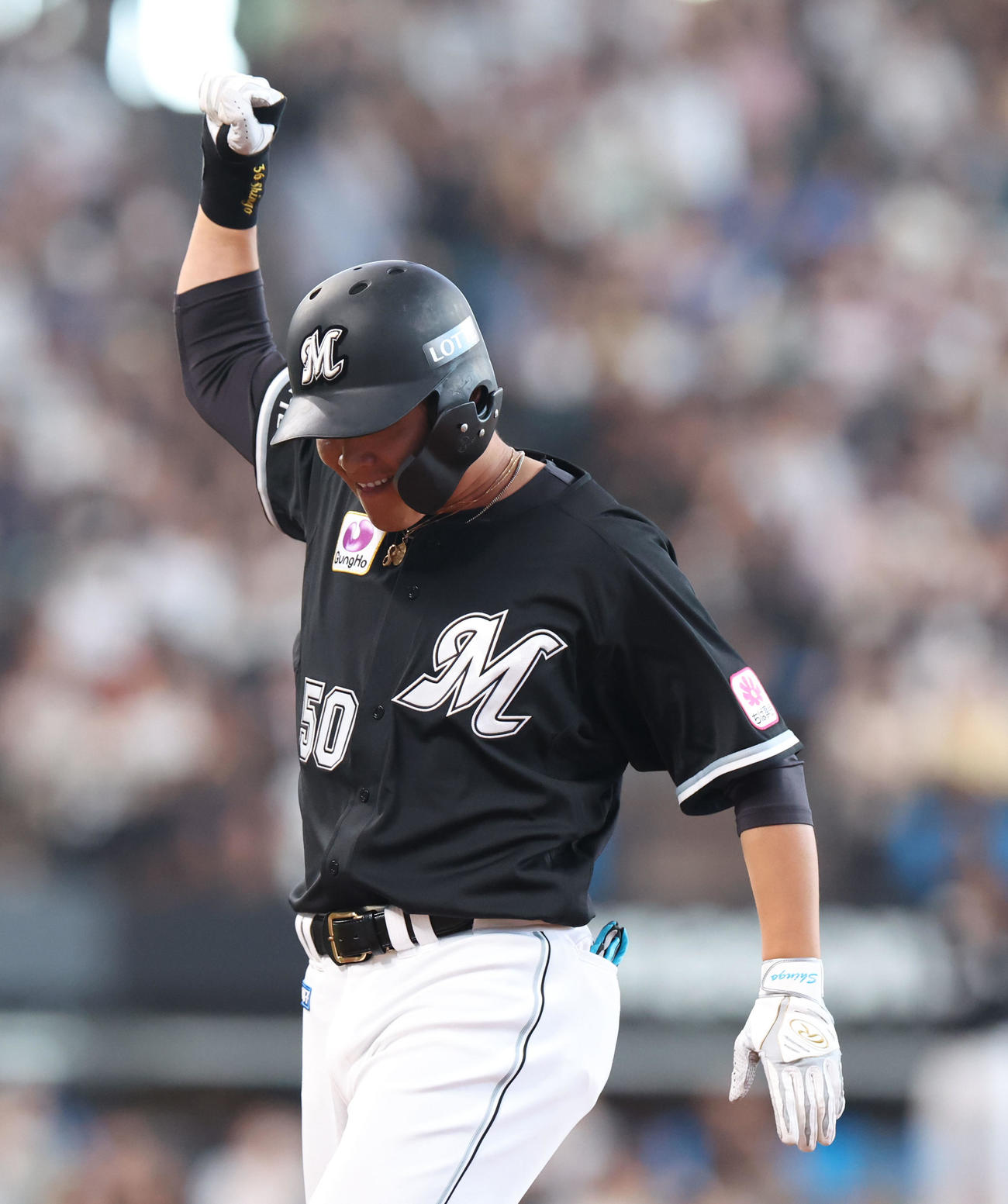 日本ハム対ロッテ　7回表ロッテ2死一、三塁、勝ち越しとなる中前適時打を放ちガッツポーズをする石川慎（撮影・佐藤翔太）