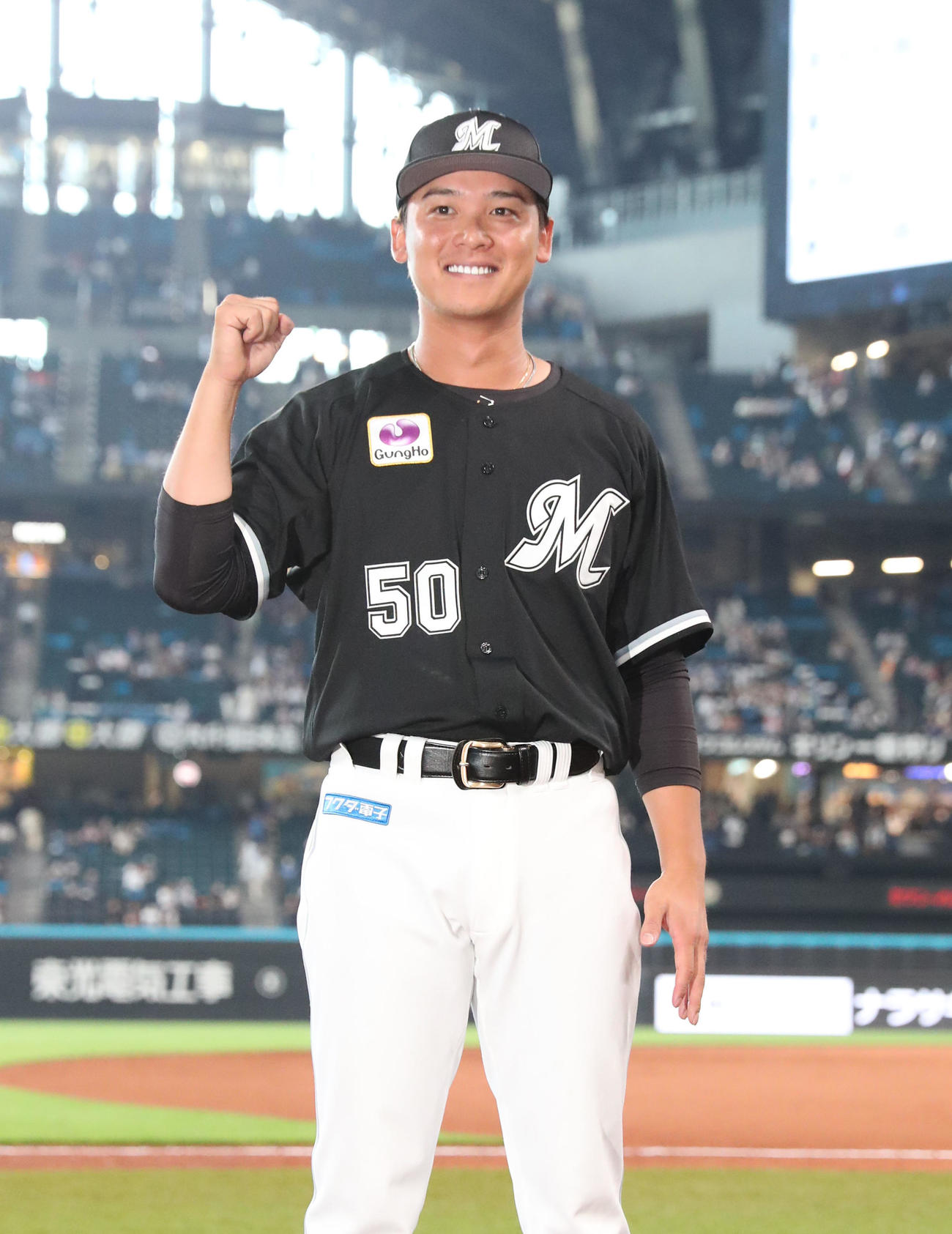 日本ハム対ロッテ　日本ハムに勝利し笑顔で写真撮影に応じるロッテ石川慎（撮影・佐藤翔太）