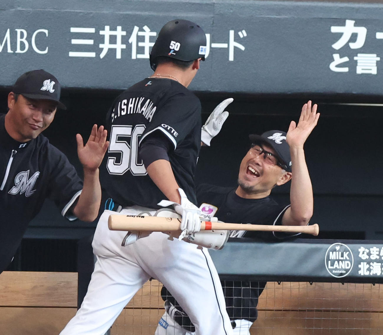日本ハム対ロッテ　7回表ロッテ2死一、三塁、吉井監督（右）は中前適時打を放った石川慎を笑顔で迎える（撮影・佐藤翔太）