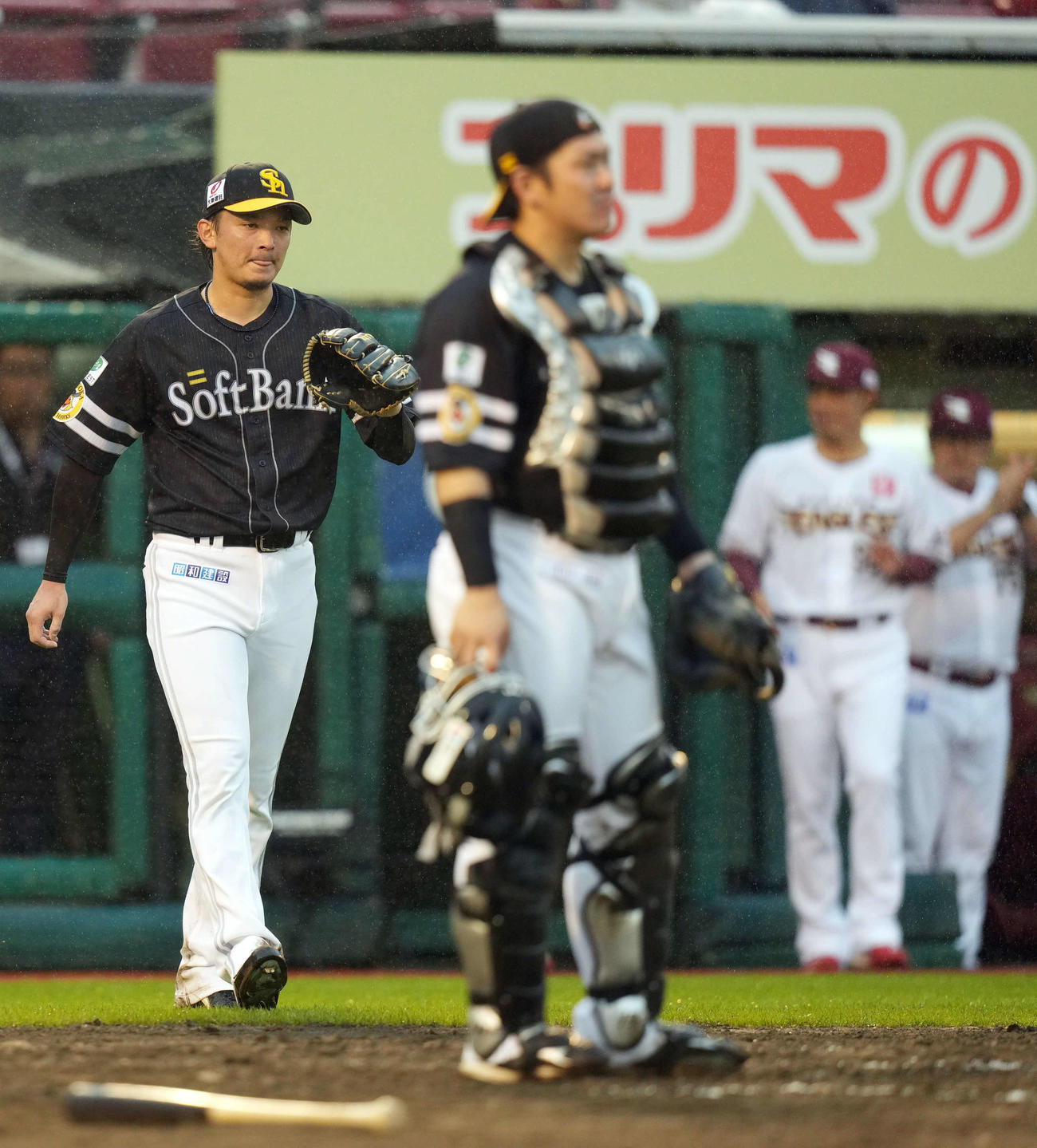 楽天対ソフトバンク　3回裏楽天2死一、二塁、辰巳に適時打を打たれる東浜（左）。手前は甲斐（撮影・狩俣裕三）