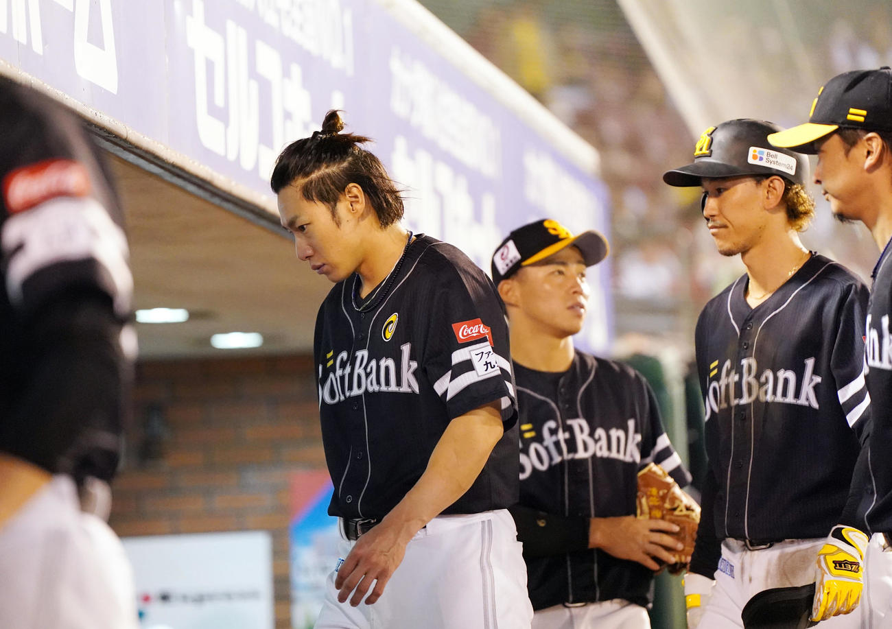 楽天対ソフトバンク　試合後、ベンチ奥へ引き揚げる柳田（中央）らソフトバンクの選手たち（撮影・狩俣裕三）
