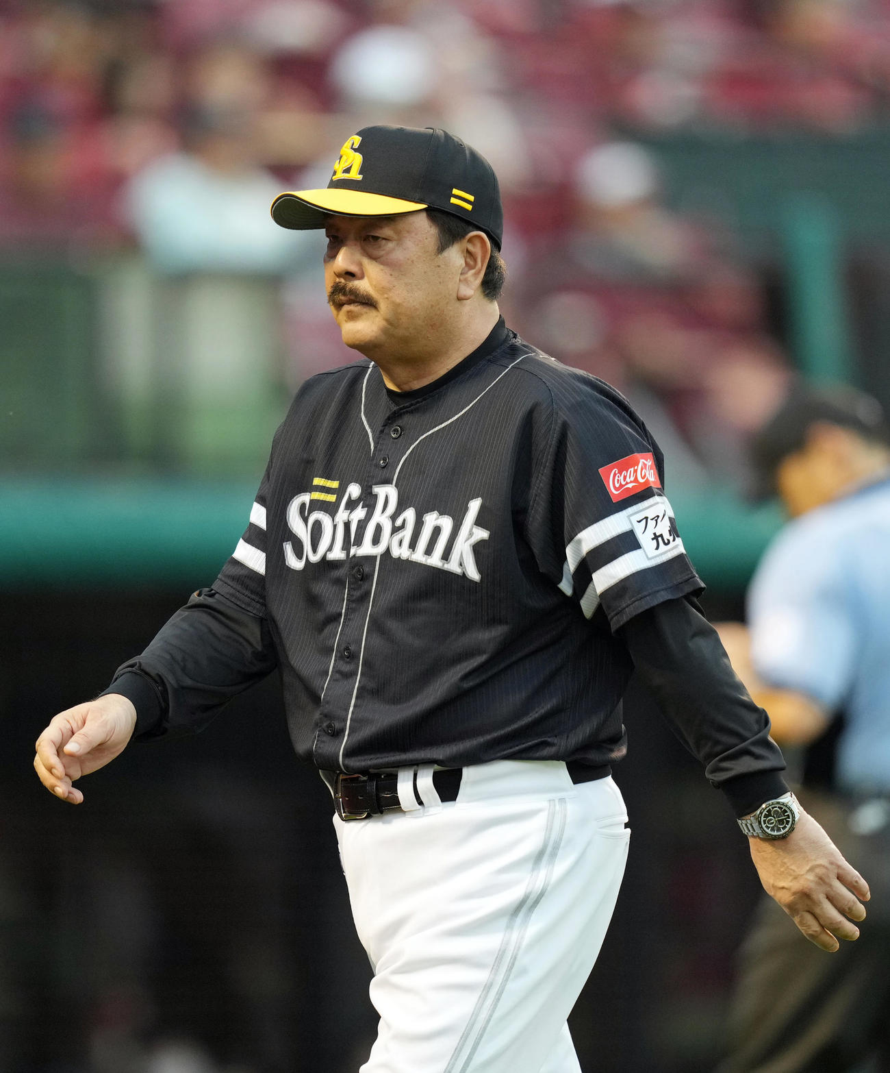 楽天対ソフトバンク　4回裏途中、先発東浜の降板を告げ、厳しい表情でベンチに戻る藤本監督（撮影・狩俣裕三）