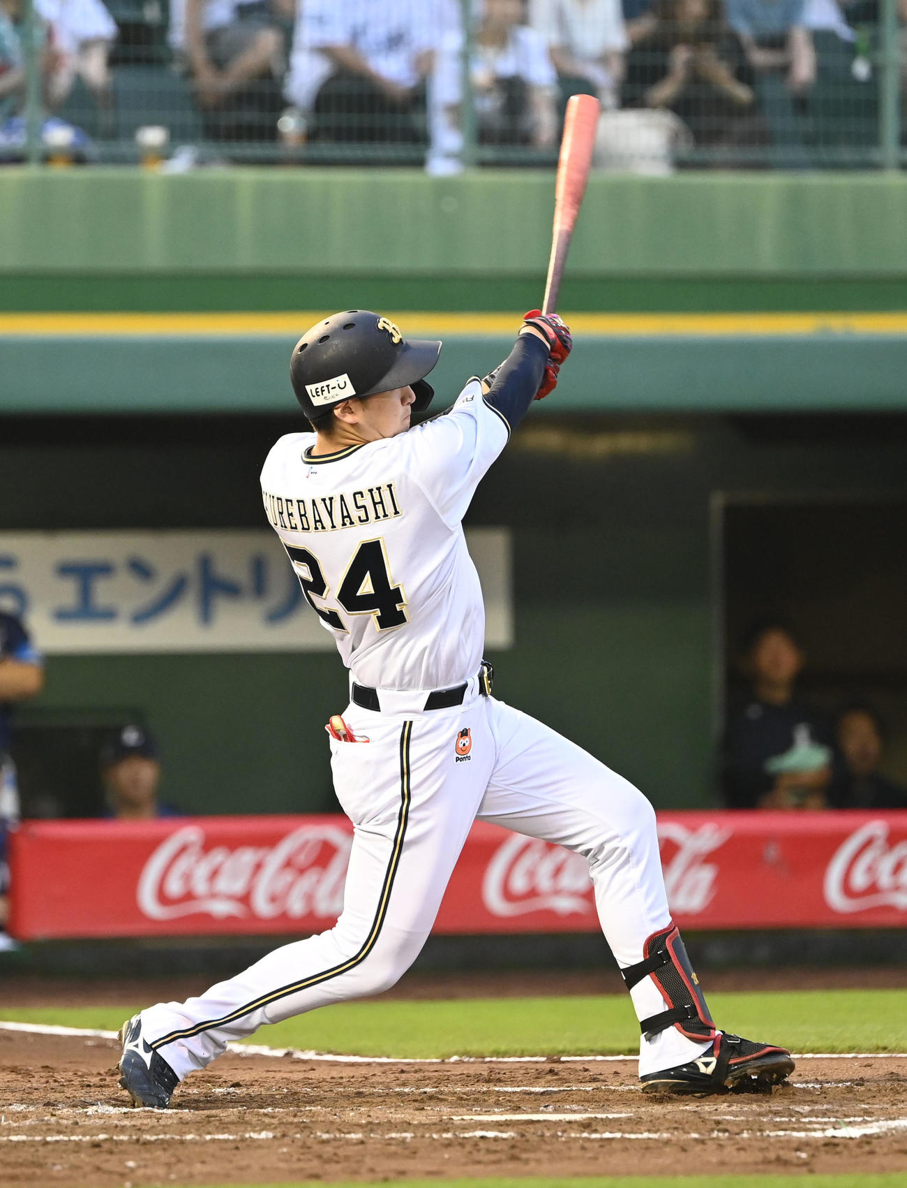 オリックス対西武　4回裏オリックス1死一塁、左中間に2点本塁打を放つ紅林（撮影・和賀正仁）