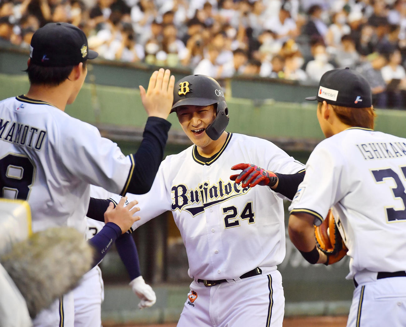 オリックス対西武　4回裏オリックス1死一塁、左中間に2点本塁打を放った紅林（中央）は山本らとタッチを交わす（撮影・和賀正仁）