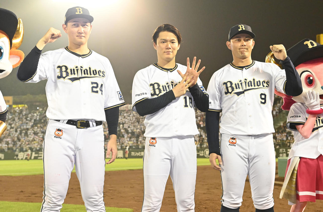 オリックス対西武　ヒーローインタビュー後、ポーズを取る左から紅林、8勝目の山本、野口（撮影・和賀正仁）