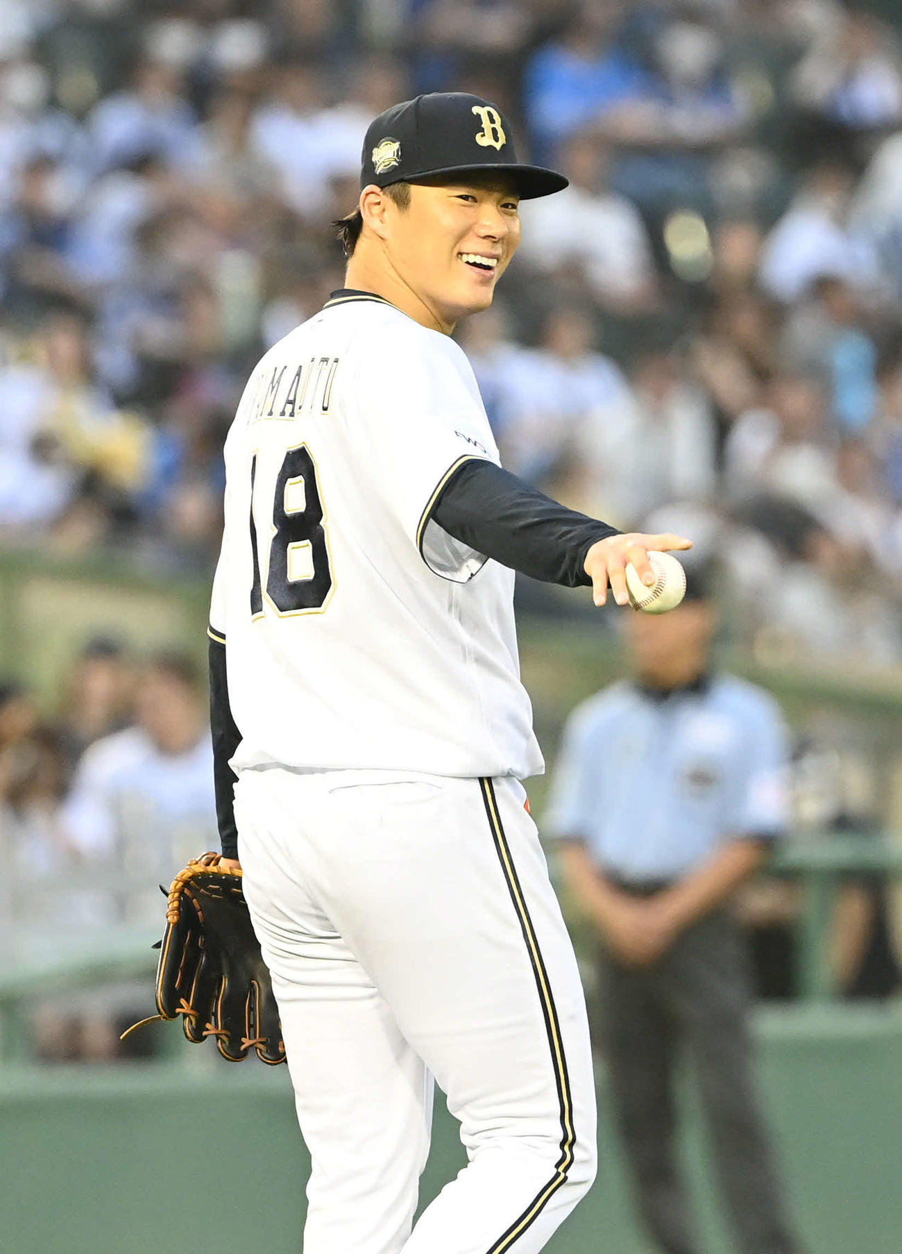 オリックス対西武　5回表西武1死、岸の邪飛を落球した頓宮に笑顔を見せる山本（撮影・和賀正仁）