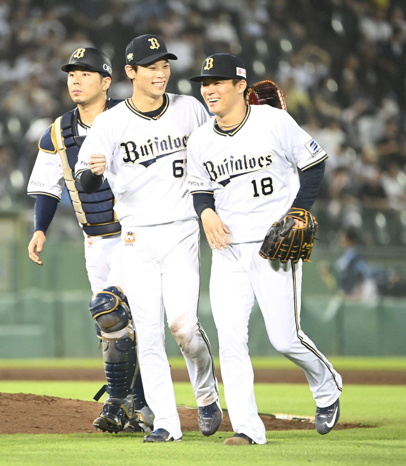 オリックス対西武　完投勝利のオリックス山本（右）は中川圭（中央）らチームメートの祝福に笑顔（撮影・和賀正仁）