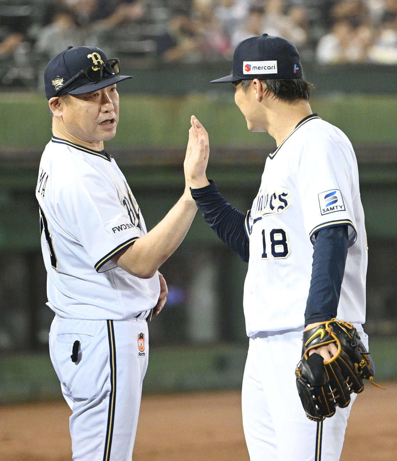 オリックス対西武　8勝目をあげた山本（右）とタッチするオリックス中嶋監督（撮影・和賀正仁）