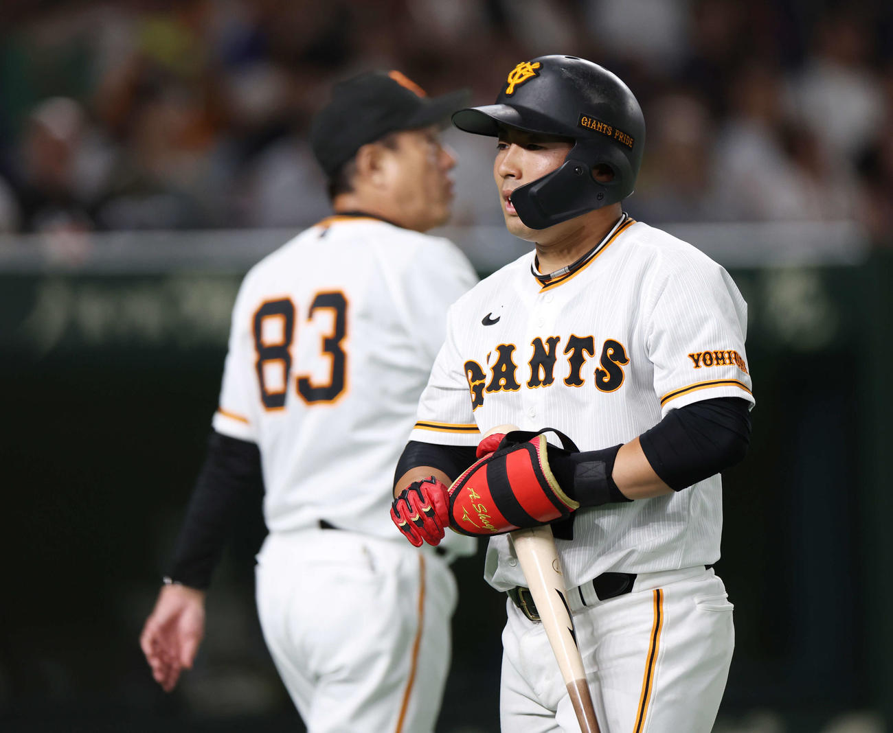 巨人対DeNA 8回裏巨人2死一塁、空振り三振に倒れた浅野。後方は原監督（撮影・宮地輝）