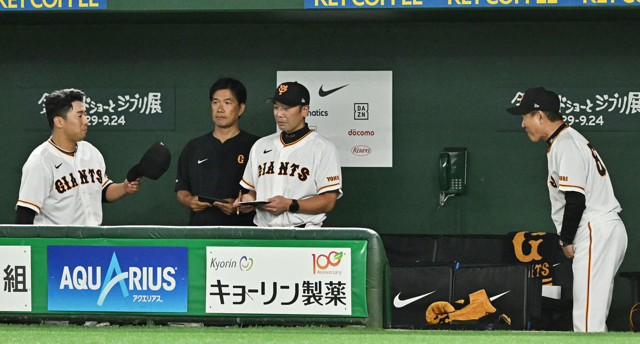 巨人対DeNA 8回裏に空振り三振に倒れた浅野（左）はベンチで原監督（右）と話す（撮影・滝沢徹郎）