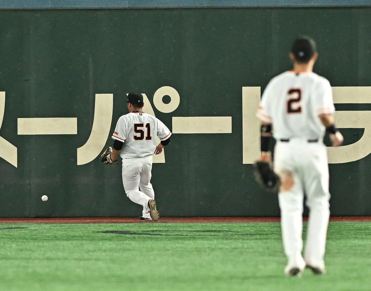 巨人対DeNA 7回表DeNA1死、宮崎の打球を追う右翼手浅野（左）（撮影・滝沢徹郎）