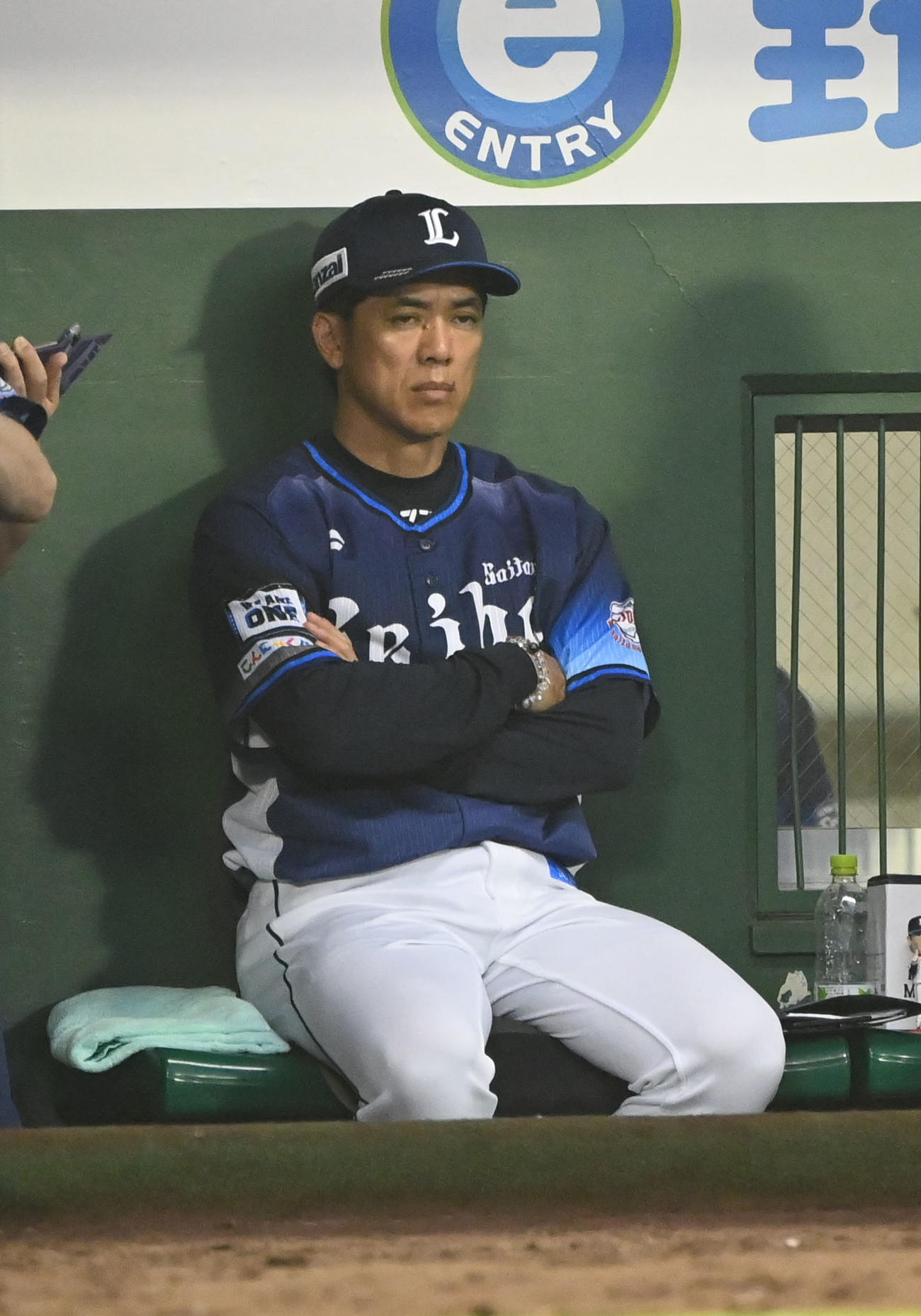 オリックス対西武　6回、劣勢にベンチで腕を組む西武松井監督（撮影・和賀正仁）