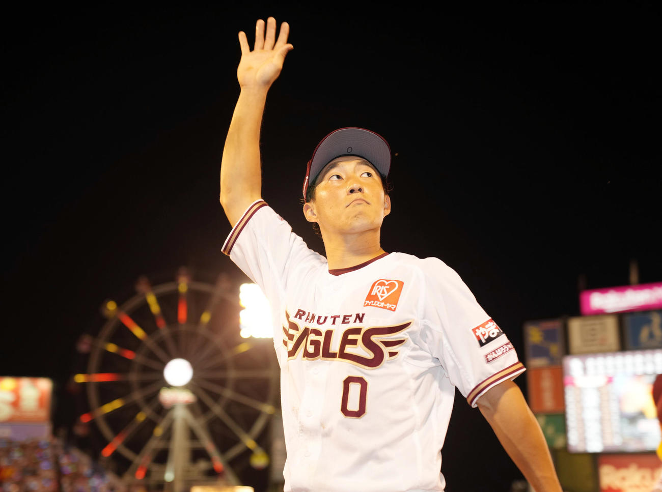 楽天対ソフトバンク　ヒーローインタビュー後、ファンの声援に応える小深田（撮影・狩俣裕三）