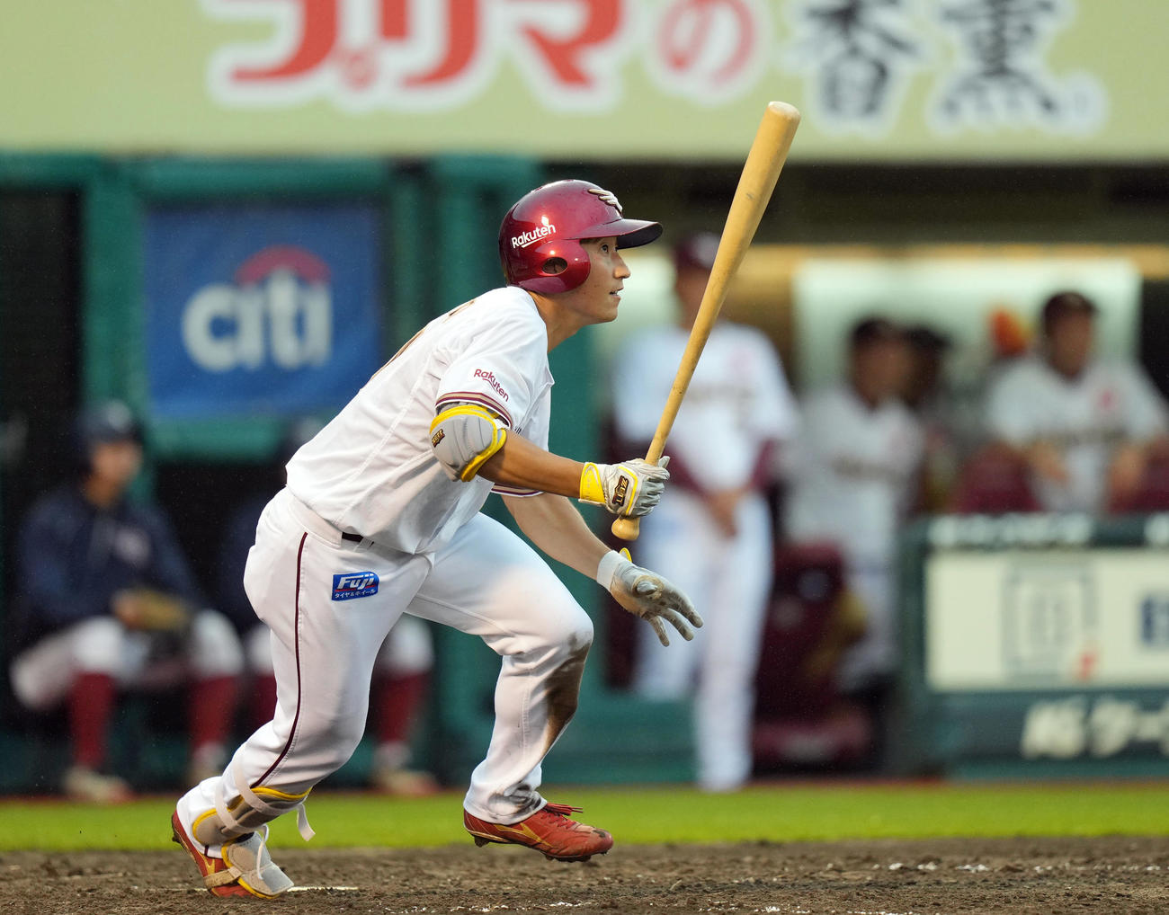 楽天対ソフトバンク　4回裏楽天1死二、三塁、適時打を放つ小深田（撮影・狩俣裕三）