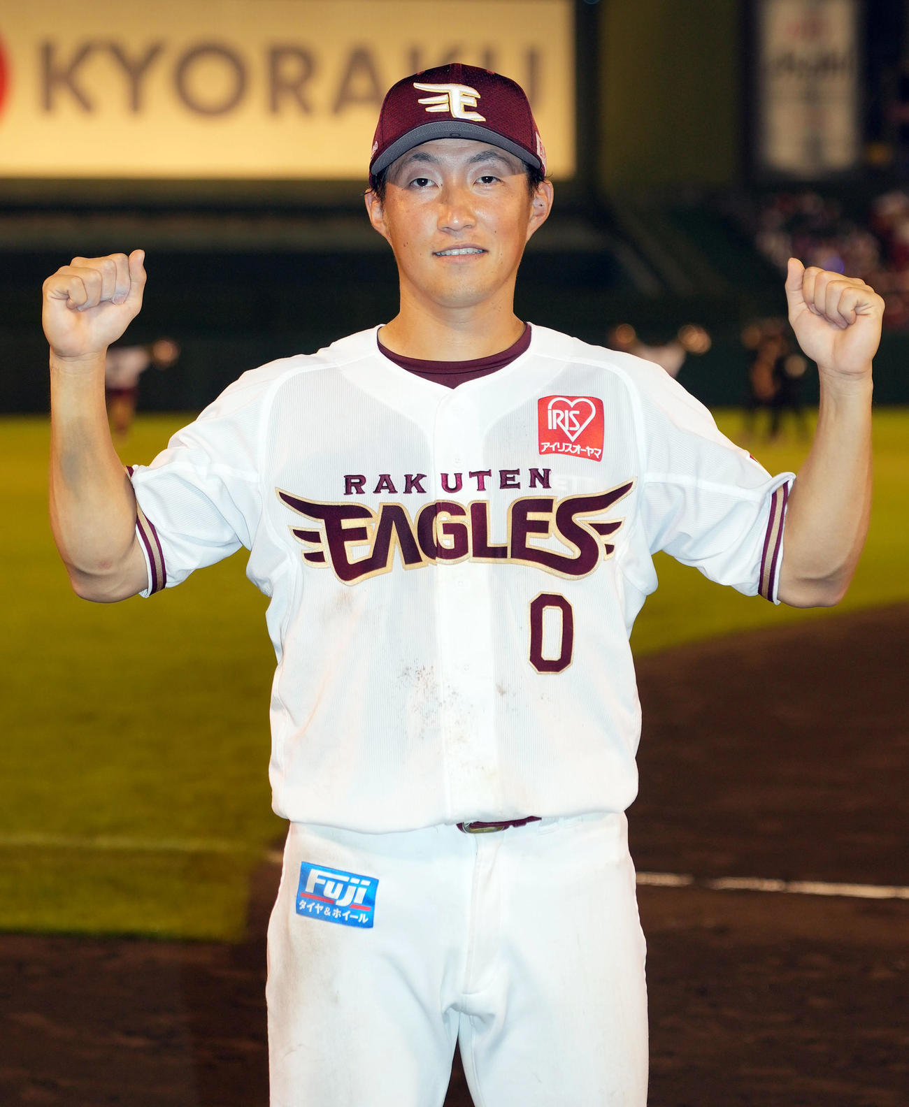 楽天対ソフトバンク　ヒーローインタビュー後、記念撮影をする小深田（撮影・狩俣裕三）