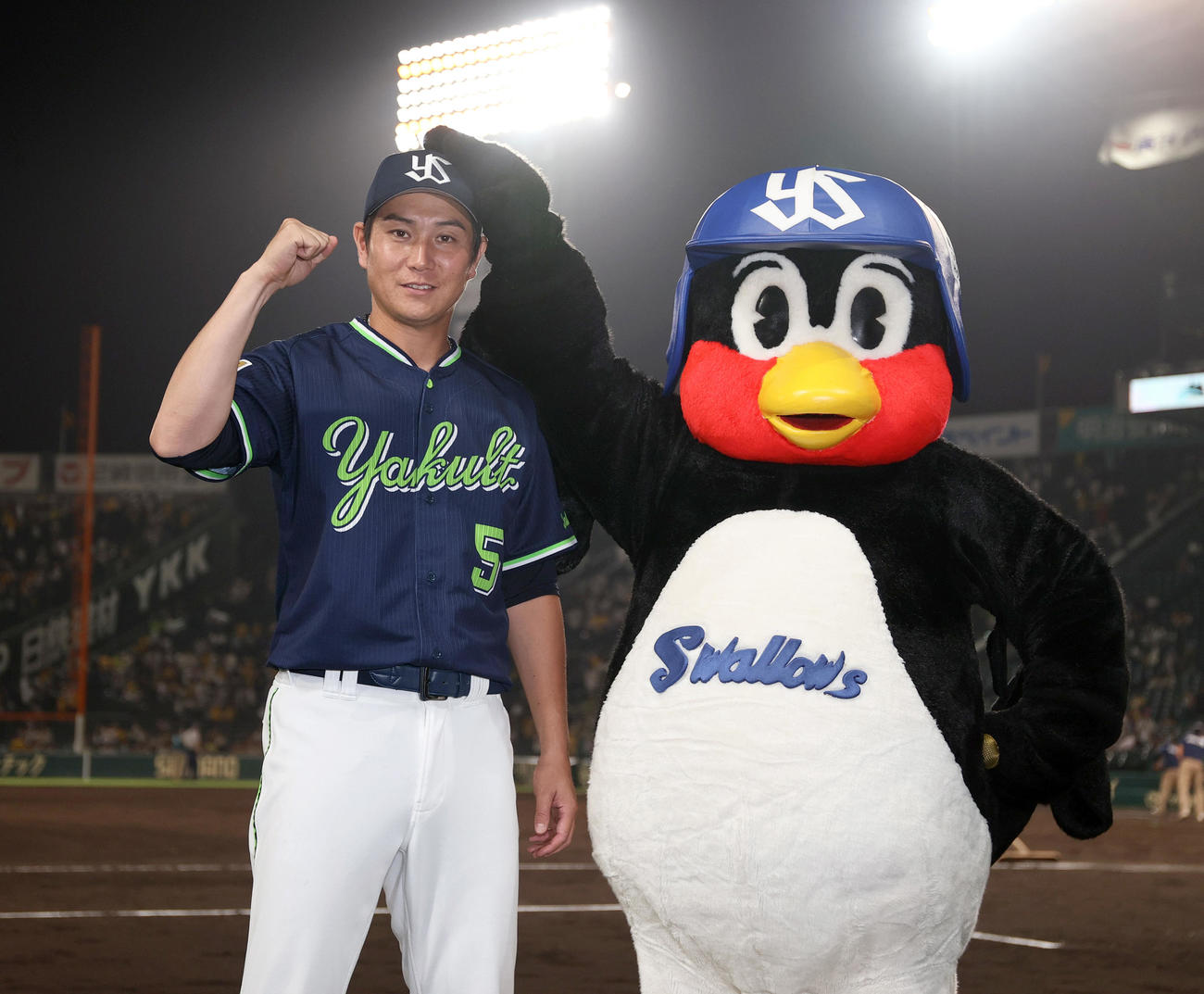 阪神対ヤクルト　ヒーローのヤクルト川端はつば九郎と記念撮影する（撮影・上山淳一）
