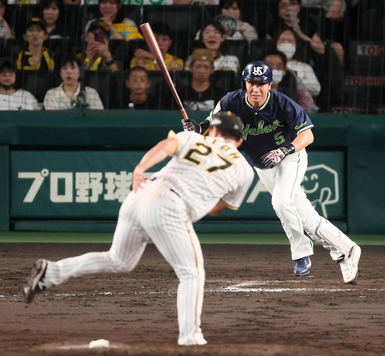 阪神対ヤクルト　7回表ヤクルト2死満塁、代打川端は中前適時打を放つ。投手は伊藤将（撮影・加藤哉）