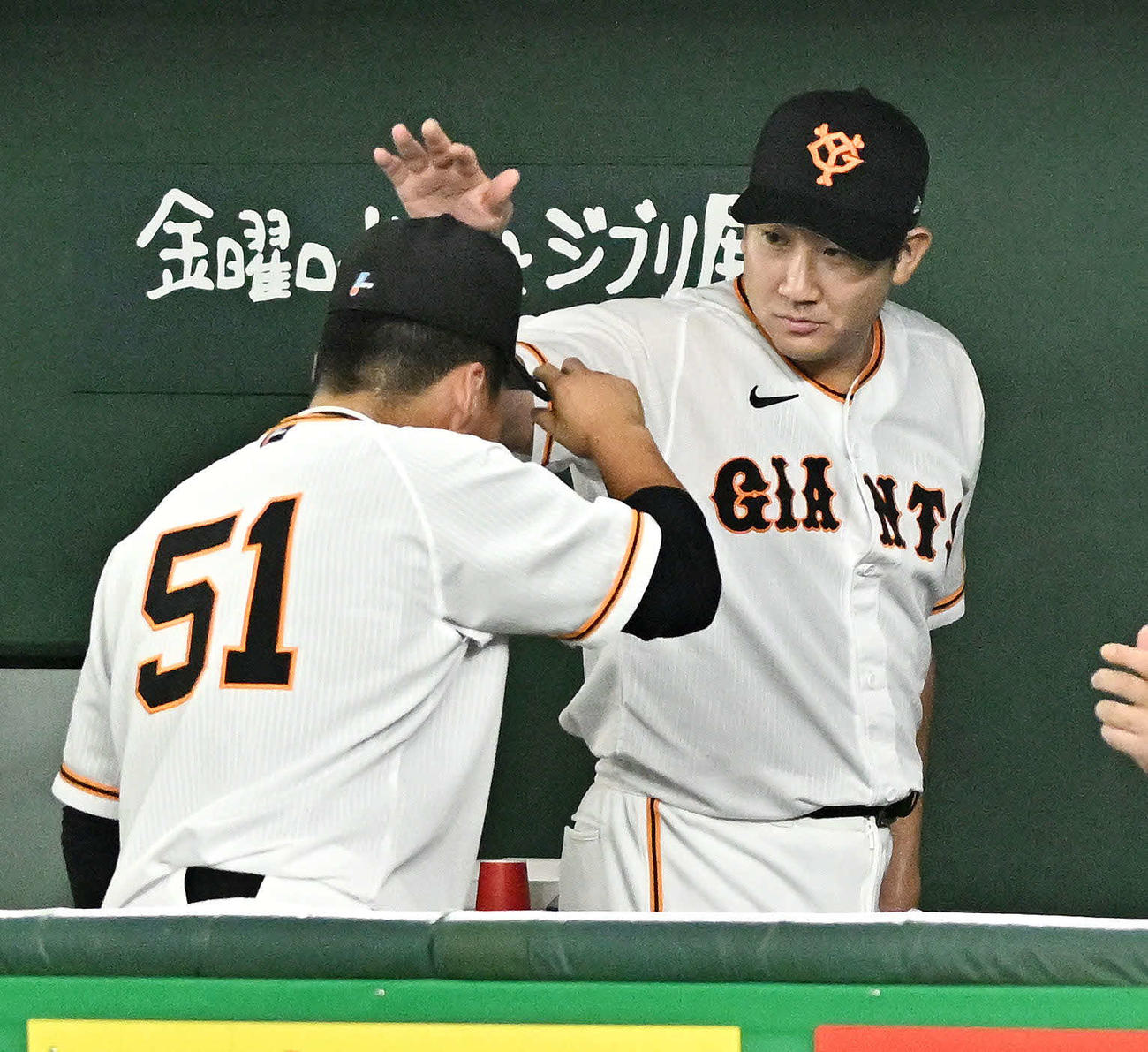 巨人対DeNA　巨人菅野（右）は7回表に宮崎の右中間への打球を追って転倒し、二塁打とした浅野の頭をはたいて励ます（撮影・滝沢徹郎）