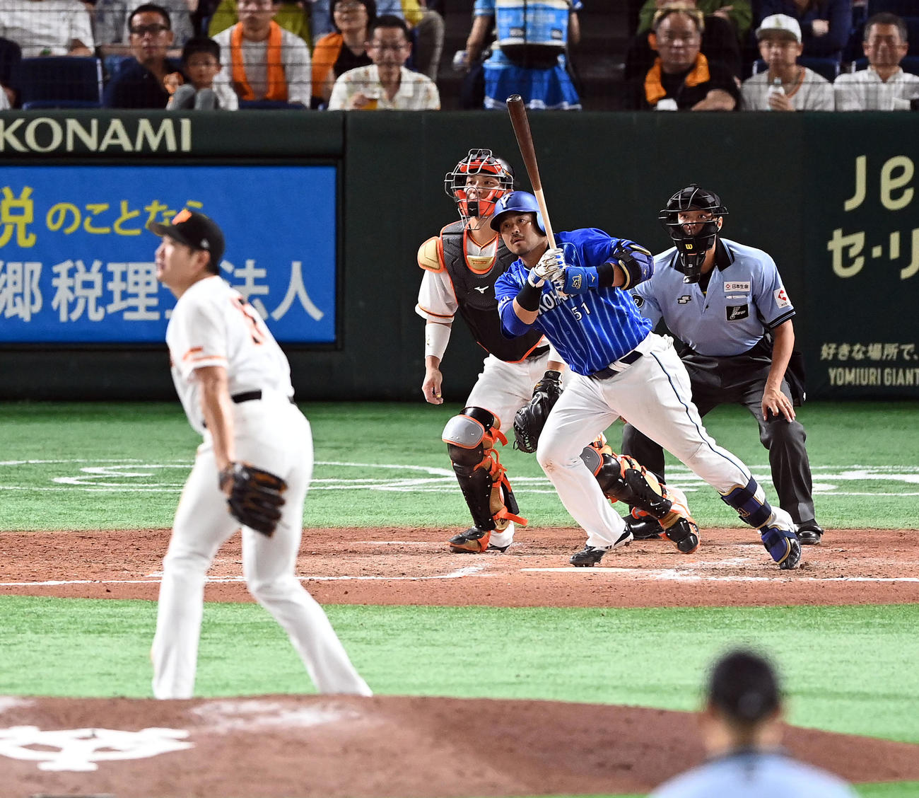 巨人対DeNA 7回表DeNA1死、右前に二塁打を放つ宮崎。投手菅野（撮影・たえ見朱実）